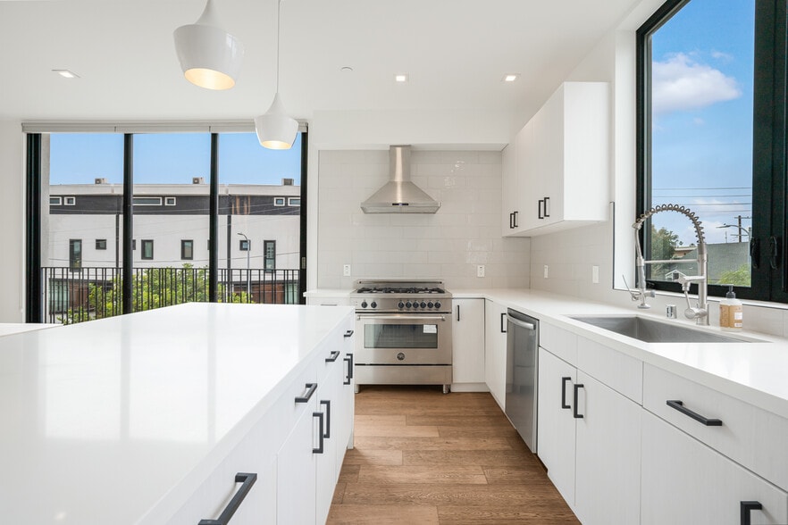 2432 Penmar Ave, Venice, CA for sale - Interior Photo - Image 3 of 11