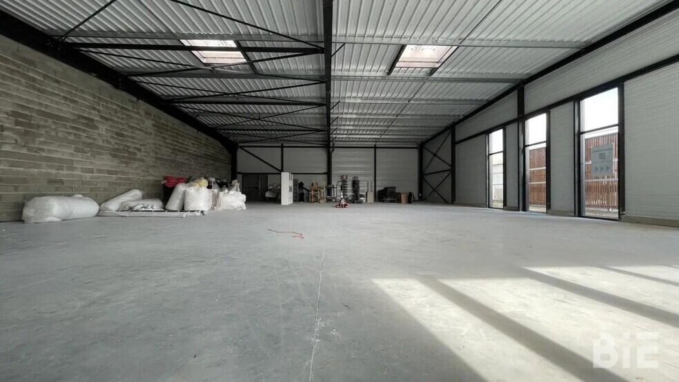 Retail in Sainte-Eulalie for lease - Interior Photo - Image 1 of 3