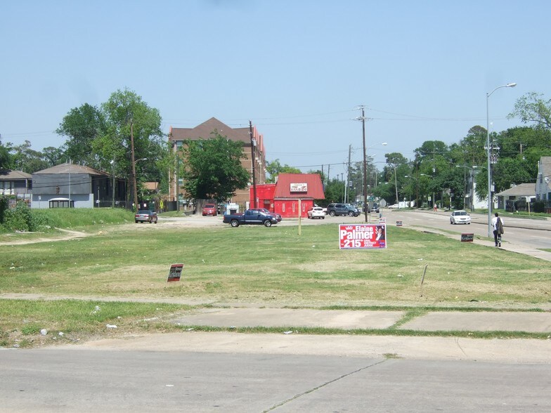 3755 N Macgregor Way, Houston, TX 77004