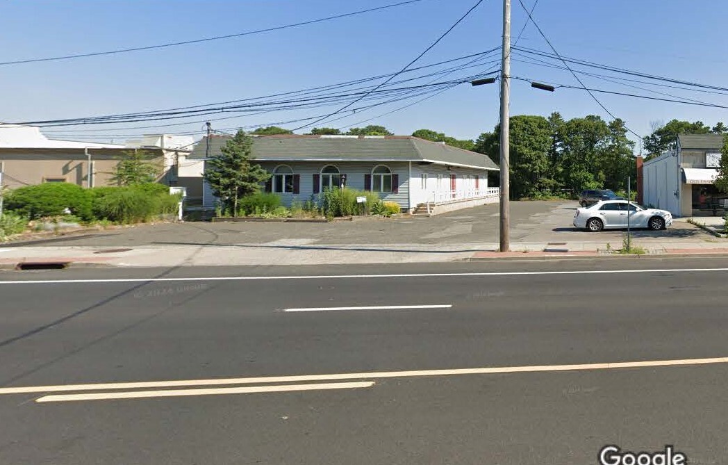 911 Montauk Hwy, Shirley, NY for lease Building Photo- Image 1 of 4
