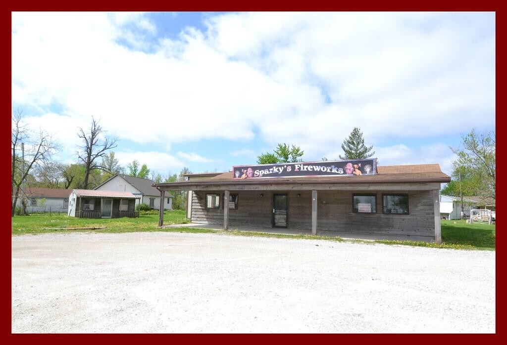 1107 N Main St, Queen City, MO 63561