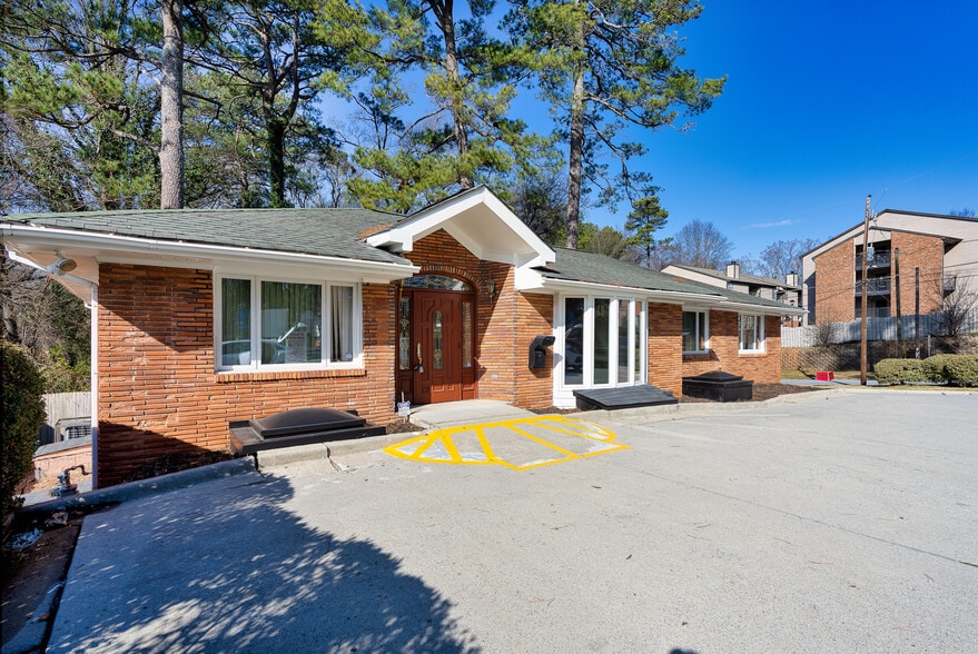 3136 Clairmont Rd NE, Brookhaven, GA for sale - Building Photo - Image 2 of 25