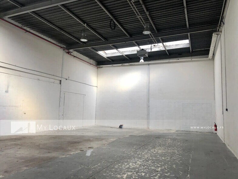Flex in Aubervilliers for lease - Interior Photo - Image 3 of 12