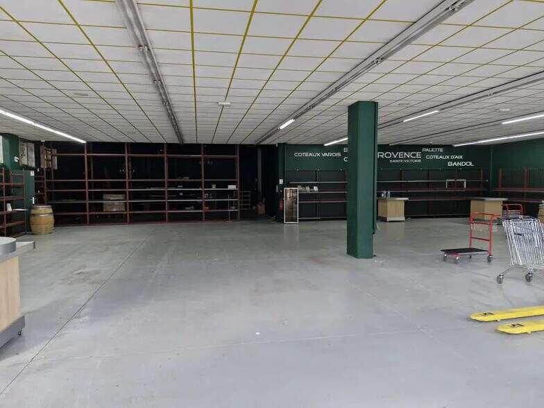 Retail in Vallauris for lease - Interior Photo - Image 2 of 9