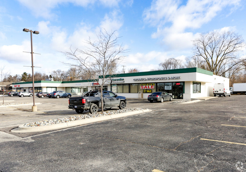 319-325 S Waverly Rd, Lansing, MI for lease - Primary Photo - Image 1 of 12