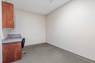 928 Valley View Dr, Council Bluffs, IA for lease Interior Photo- Image 2 of 23