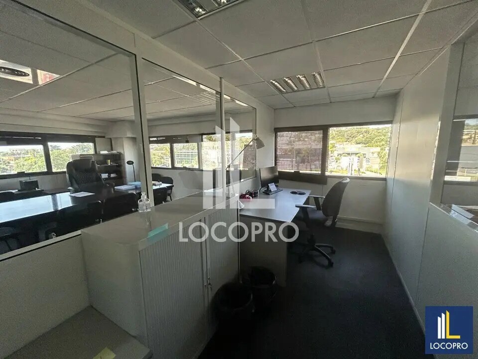 Vente Bureaux 180 m² - Photo 1