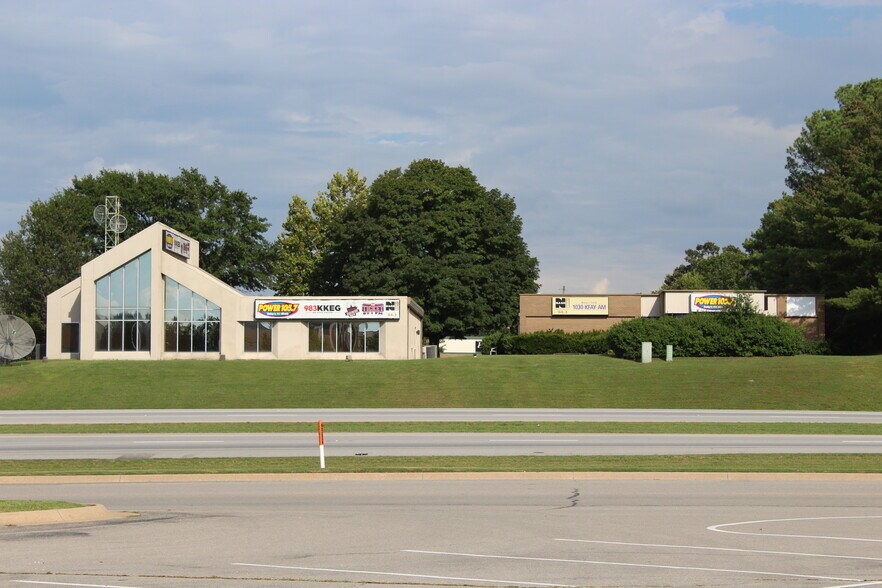 4209 Frontage Rd, Fayetteville, AR for lease - Building Photo - Image 1 of 4
