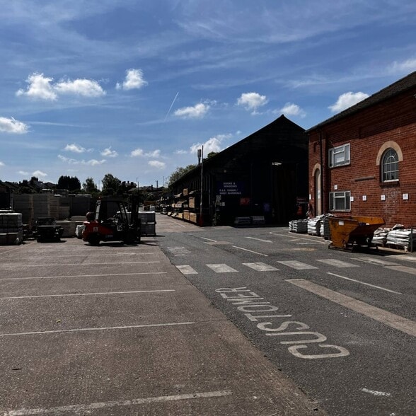 Wharf Road, Grantham portfolio of 3 properties for sale on LoopNet.com - Building Photo - Image 3 of 8