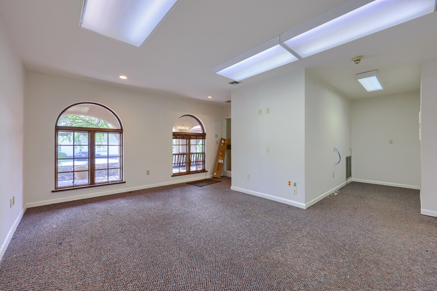 339 W Governor Rd, Hershey, PA for lease - Interior Photo - Image 3 of 8