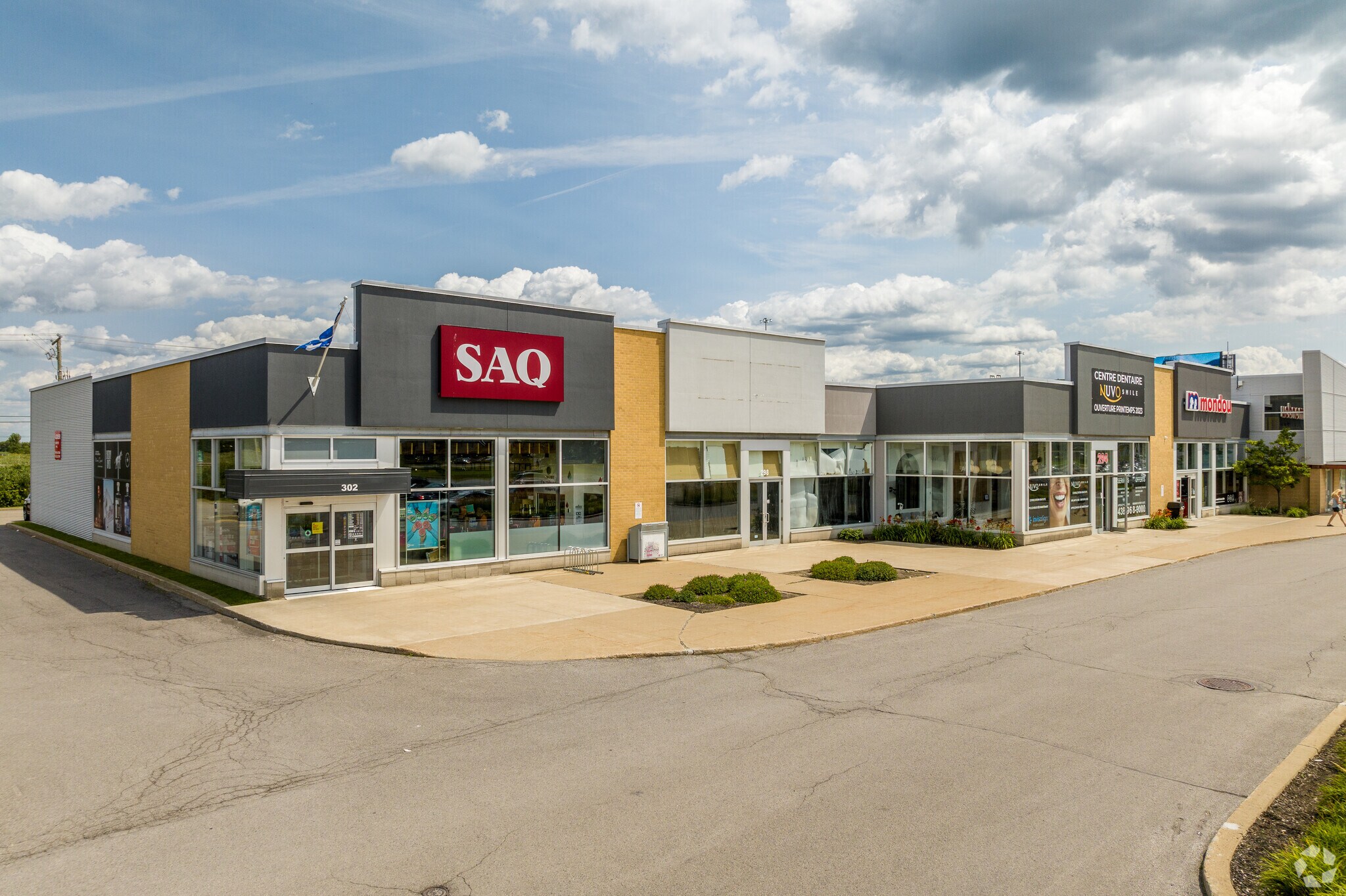 250-400 Montée Des Pionniers, Terrebonne, QC for lease Primary Photo- Image 1 of 8