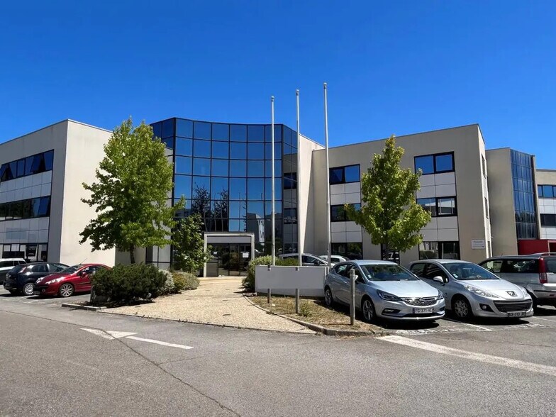 Office in Saint-Grégoire for lease - Building Photo - Image 1 of 9