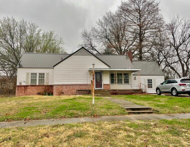 109 S Brown St, Vinita, OK for sale - Primary Photo - Image 1 of 53