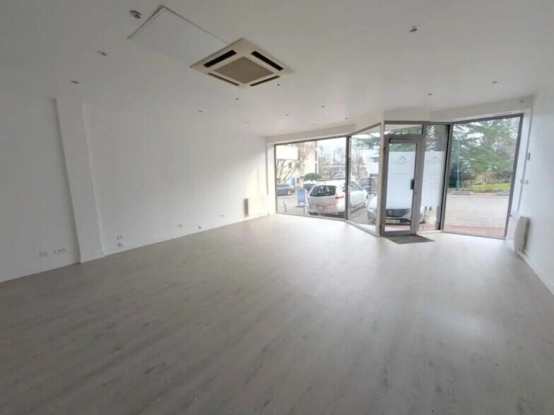 Résidence Du Parc Du Chateau, Louveciennes for lease - Interior Photo - Image 3 of 9