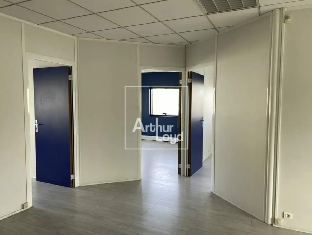 Office in Chilly-Mazarin for lease Interior Photo- Image 1 of 3