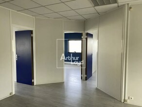 Office in Chilly-Mazarin for lease Interior Photo- Image 1 of 3