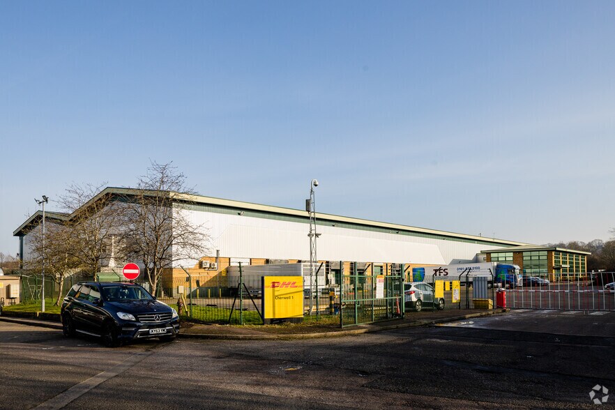 1 Middleton Close, Banbury for lease - Primary Photo - Image 1 of 2