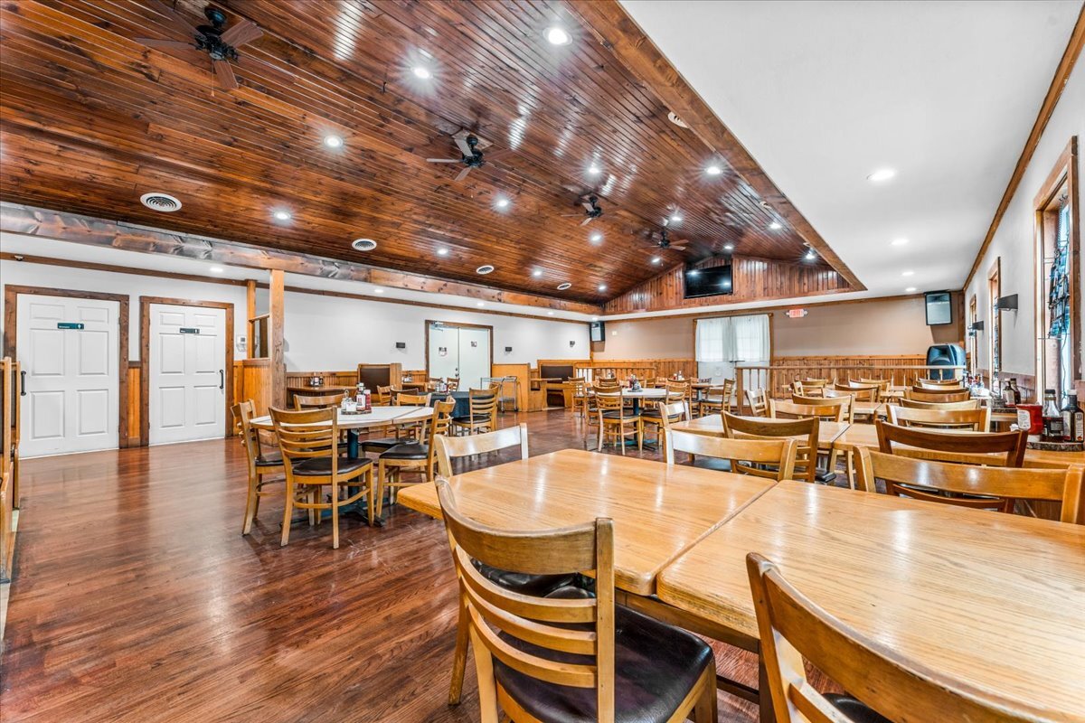 4350 Perry, Jamestown, PA 16134 The Gable Inn