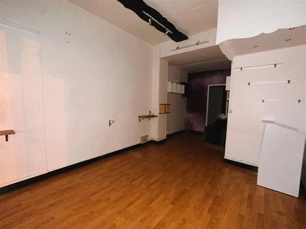 Retail in Paris for lease Building Photo- Image 1 of 7