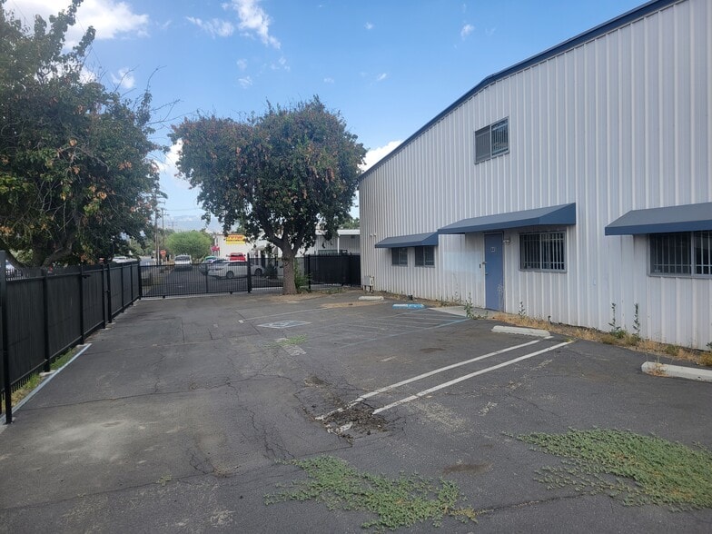 445 E Menlo Ave, Hemet, CA for lease - Building Photo - Image 2 of 8