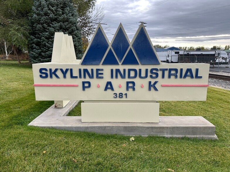 381 W Center St, Pleasant Grove, UT for sale - Primary Photo - Image 1 of 1