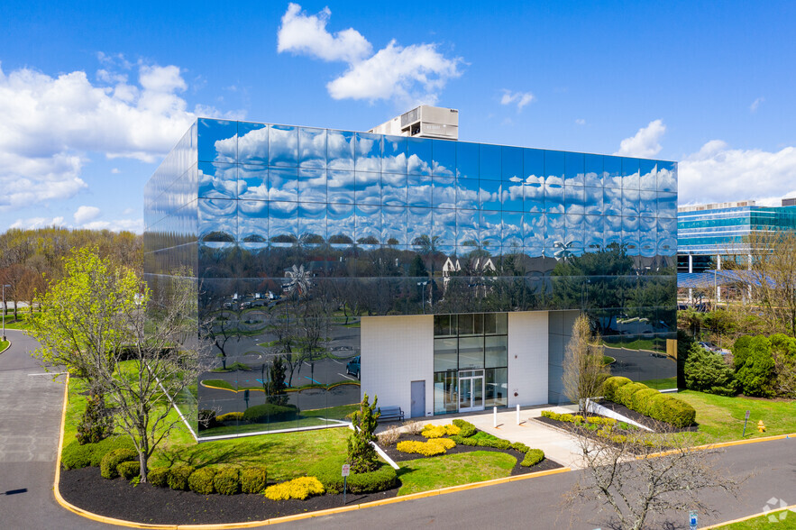 1000 Crawford Pl, Mount Laurel, NJ for lease - Primary Photo - Image 1 of 7