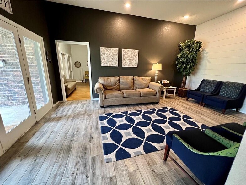 1318 E Independence St, Shawnee, OK for sale - Interior Photo - Image 1 of 1