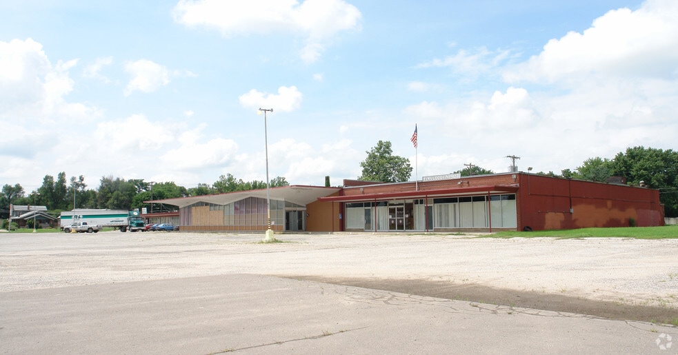 638 W 33rd St, Wichita, KS for sale - Primary Photo - Image 1 of 137