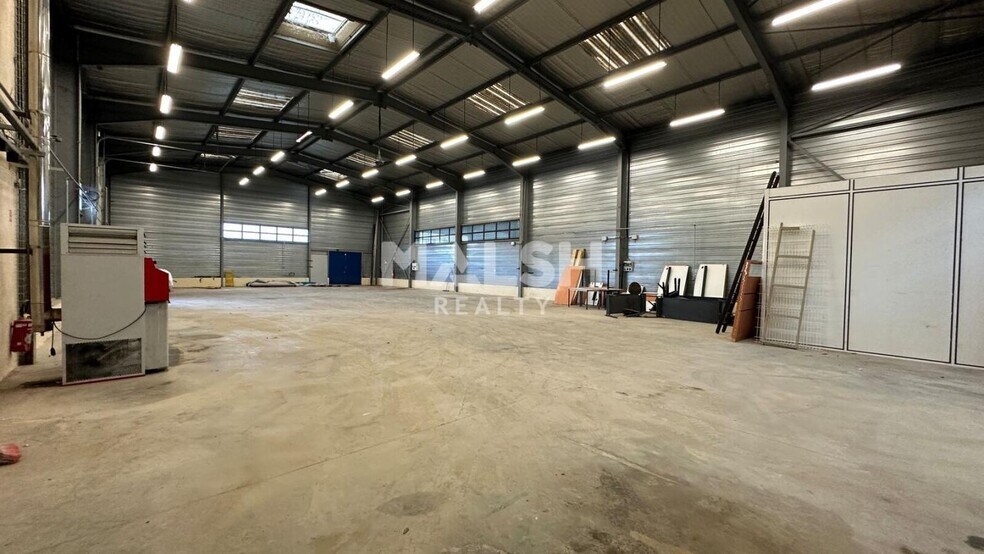 Flex in Saint-Georges-de-Reneins for lease - Building Photo - Image 2 of 8