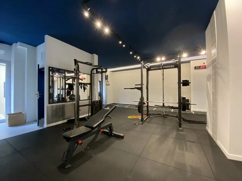 Retail in Nice for lease - Interior Photo - Image 2 of 3