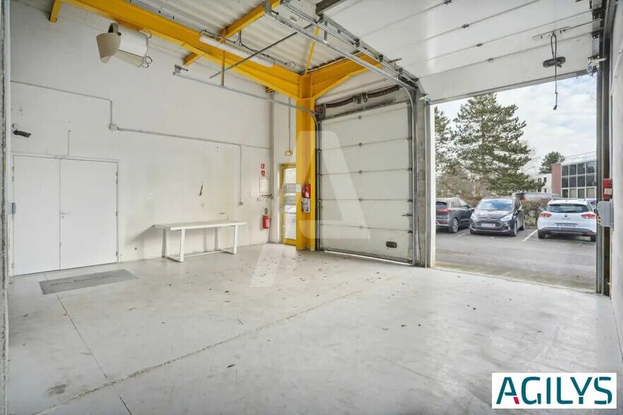 Flex in Les Ulis for lease - Interior Photo - Image 2 of 12