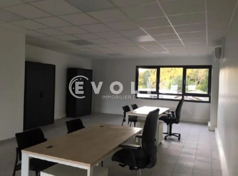 Flex in Fleurieu-sur-Saône for lease - Interior Photo - Image 3 of 7