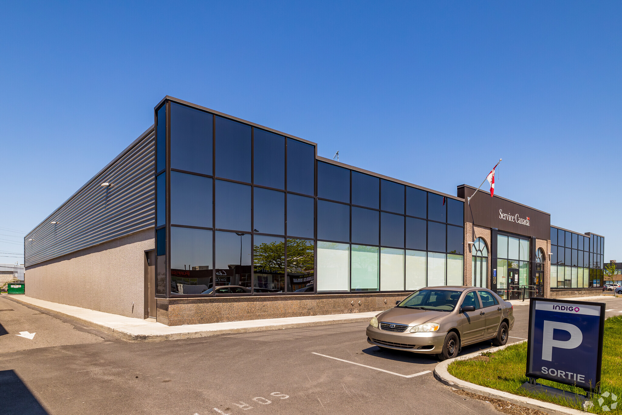 5945 Boul Des Grandes-Prairies, Montréal, QC for lease Primary Photo- Image 1 of 5