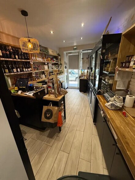 Retail in Boulogne-Billancourt for lease - Interior Photo - Image 1 of 4