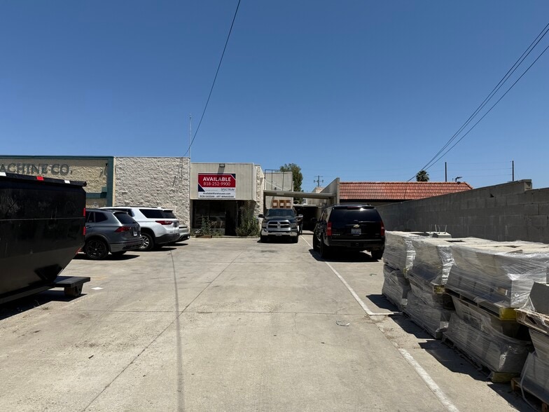 18327 Napa St, Northridge, CA for lease - Building Photo - Image 3 of 21
