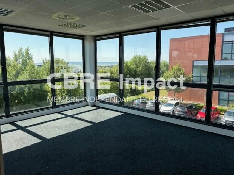 Office in Reims for lease - Building Photo - Image 3 of 10
