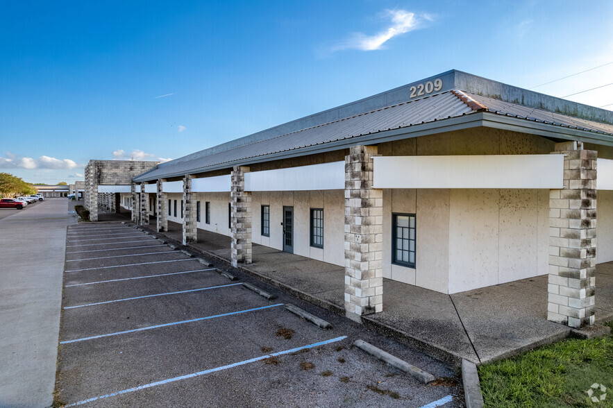 2209 N Padre Island Dr, Corpus Christi, TX for lease - Building Photo - Image 1 of 4