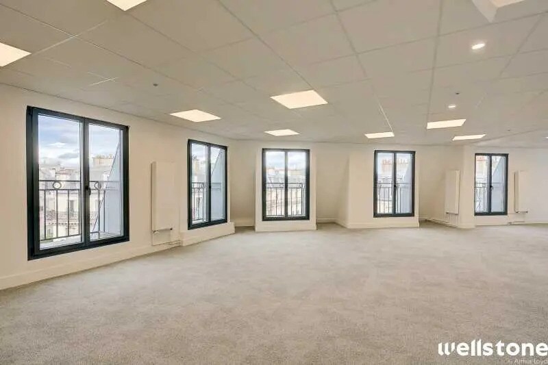 13 Place Kossuth, Paris for lease - Building Photo - Image 3 of 23