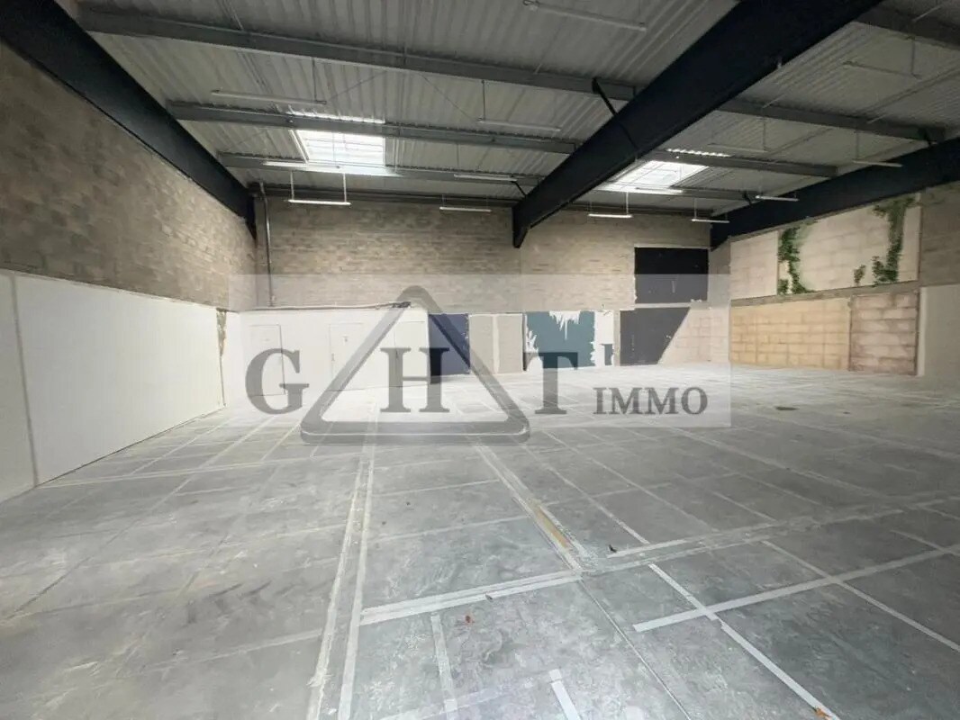 Industrial in Saint-Fargeau-Ponthierry for lease Interior Photo- Image 1 of 4