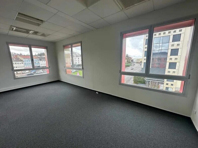 Flex in Forbach for lease - Interior Photo - Image 2 of 7
