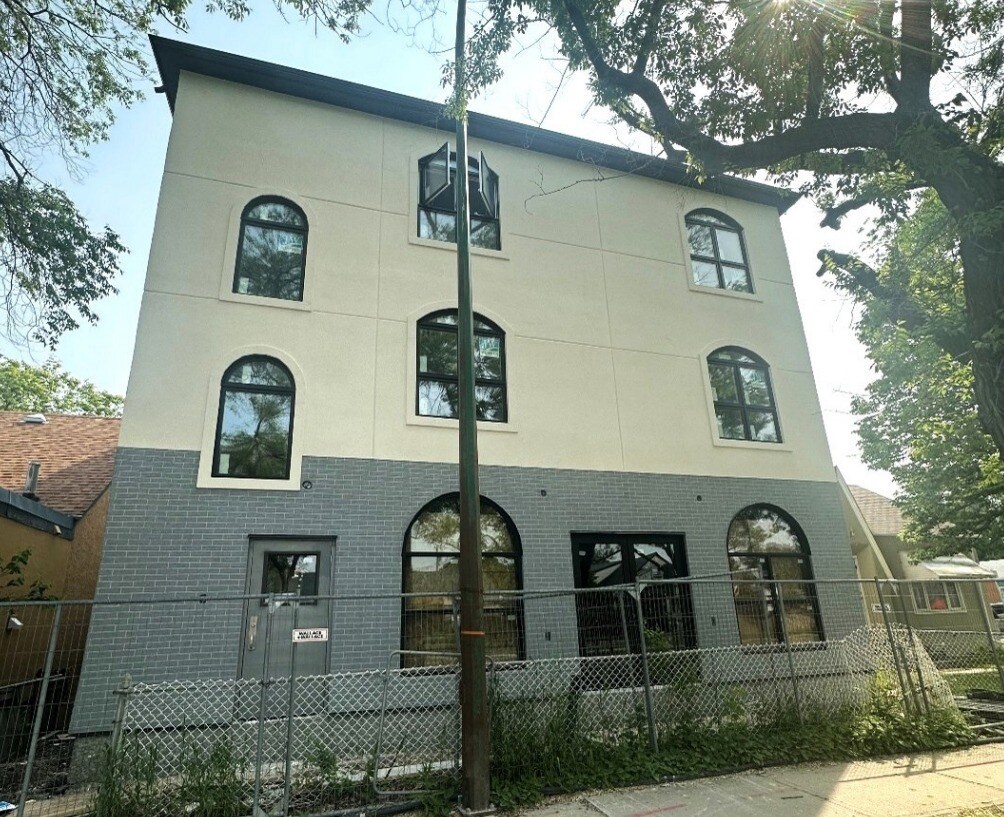 41 St Anne's Rd, Winnipeg, MB for sale Primary Photo- Image 1 of 2