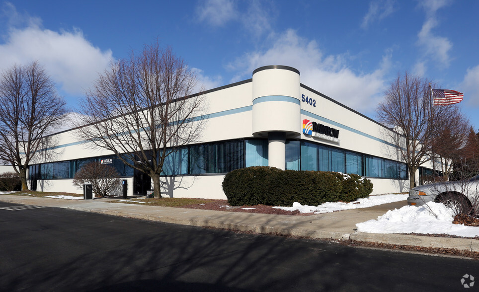 5402 Gateway Ctr, Flint, MI for lease - Primary Photo - Image 1 of 15