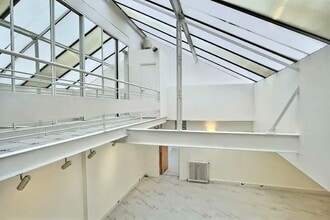 Office in Paris for lease Interior Photo- Image 2 of 6