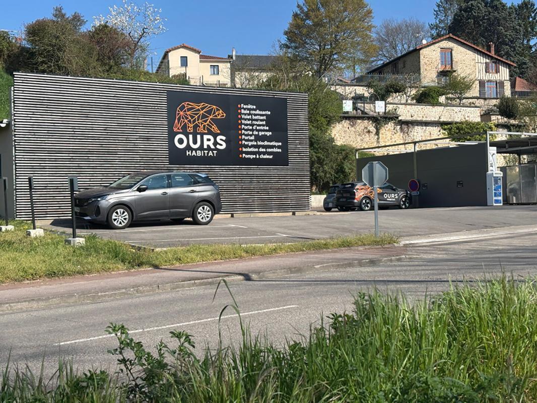 Retail in Limoges for lease Building Photo- Image 1 of 2