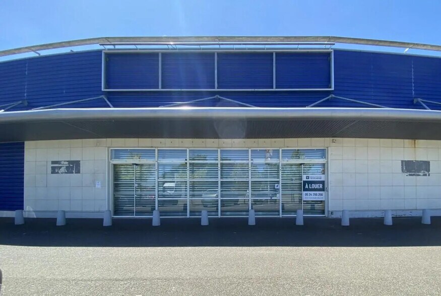 Retail in Maurepas for lease - Building Photo - Image 2 of 7