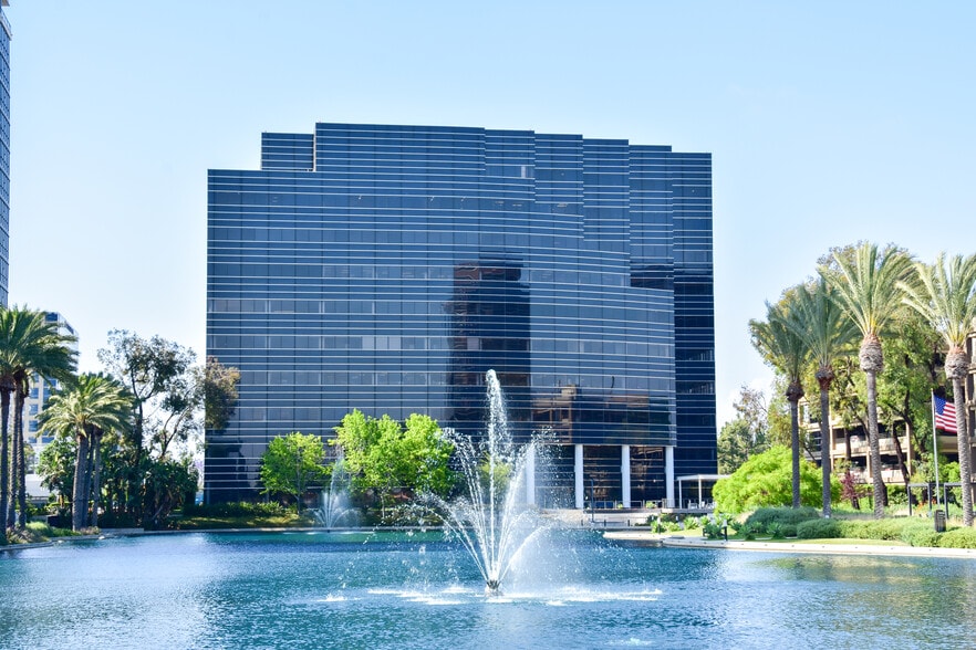 3 Hutton Centre Dr, Santa Ana, CA for lease - Building Photo - Image 1 of 6