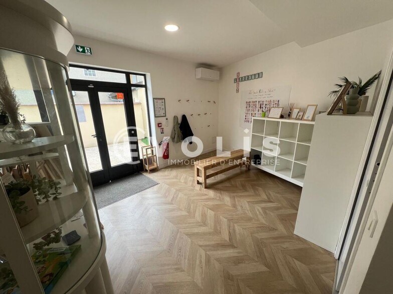 Retail in Servon for lease - Interior Photo - Image 3 of 6