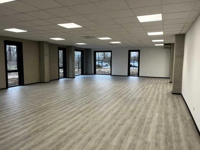 Office in Saint-Martin-du-Vivier for lease - Building Photo - Image 2 of 8