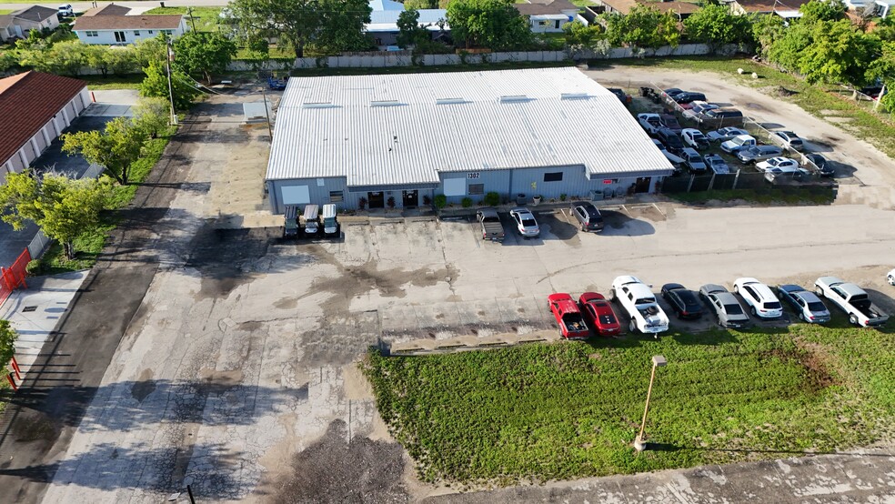 1302 NE Pine Island Rd, Cape Coral, FL for lease - Building Photo - Image 1 of 8