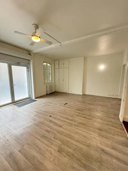 Retail in Paris for lease - Interior Photo - Image 3 of 5